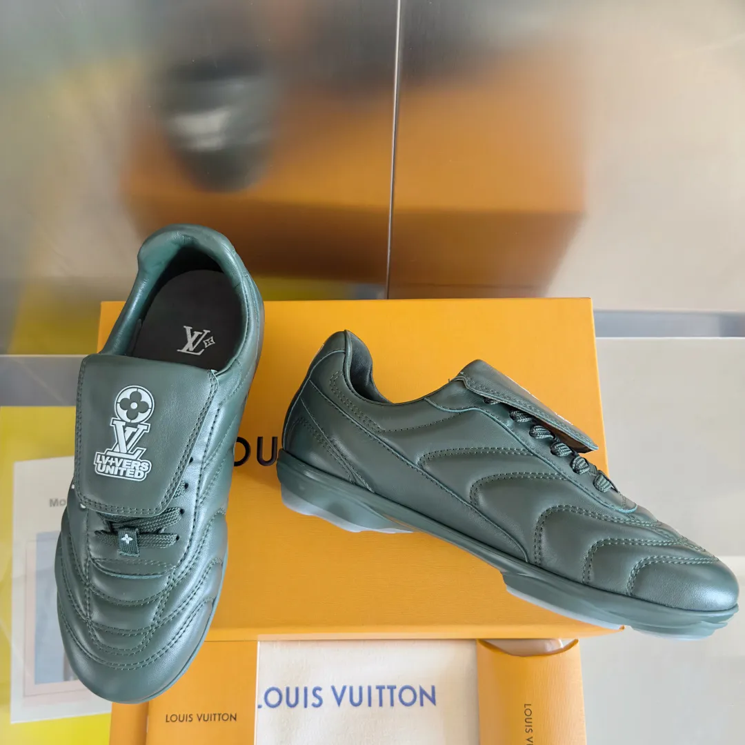 Top version: Couple model 640💰 LV Louis Vuitton L house Donkey brand latest Footprint series Couple model football sneakers casual running shoes original purchase development and production This Footprint Soccer sneaker was unveiled in the 2025 spring and summer series fashion show. It is the first sneaker designed by Pharrell Williams inspired by football shoes. The shoes are inspired by football, a sport that spans generations and cultures, echoing the 2025 spring and summer series fashion show's theme of unity and universal participation. The shoe is famous for its sleek design, with the dynamic IV Initials logo embellished on the side, the tongue embellished with the Lvers United badge inspired by the football team, and the foot pattern rubber sole decorated with multiple Louis Vuitton logos. Exquisitely packaged at the delivery counter🛍📦 ▪️Material: Original imported first-layer cowhide ▪️Lining: Original custom-made soft sheepskin lining ▪️Sole: Original open-molded two-color TPU combination sole ▪️Sole thickness: 3.5CM ▪️Size: Women’s 35-41 / Men’s 39-45